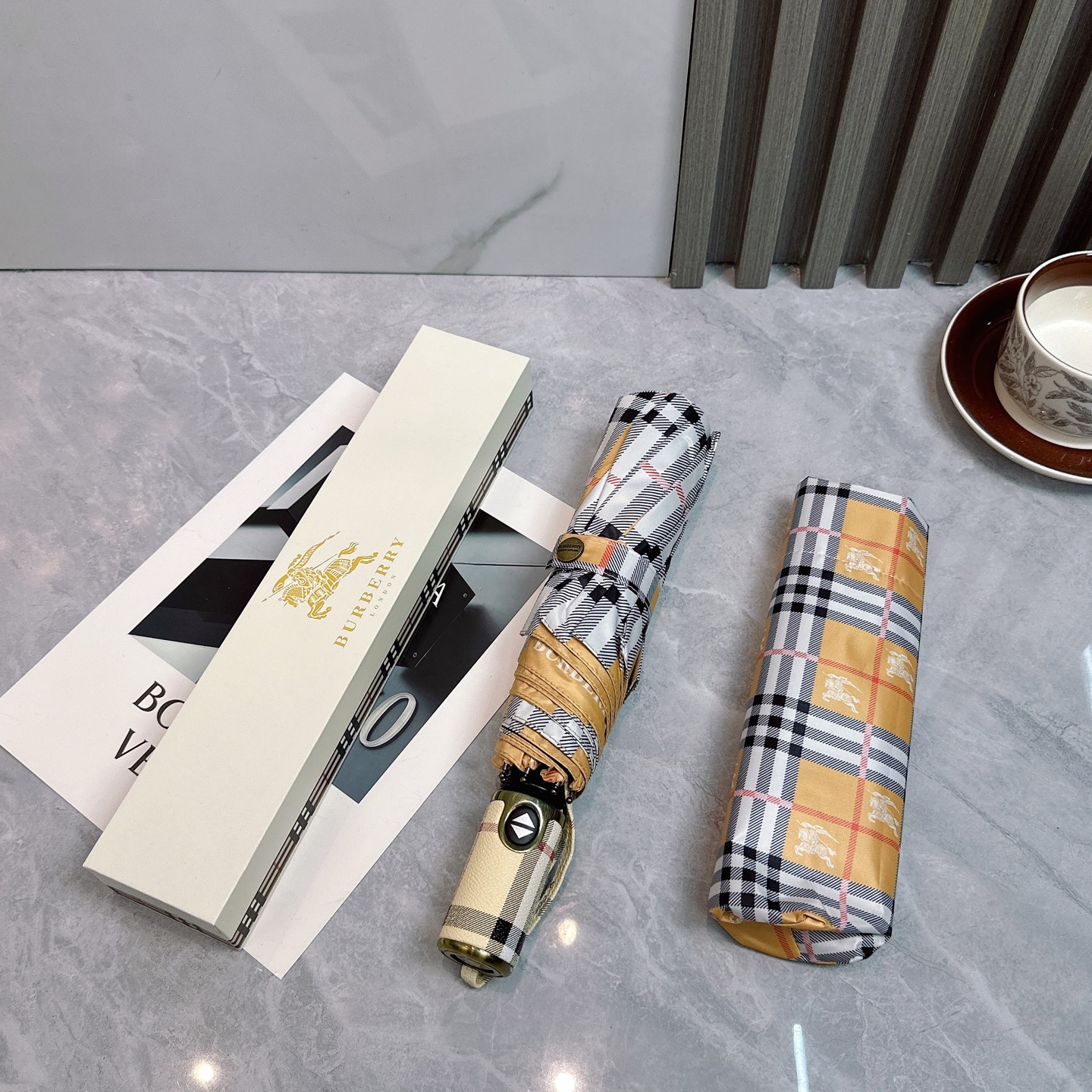  BURBERRY（巴宝莉）夏季新款 全自动折叠晴雨伞 
黑色涂层防晒有效阻隔紫外线99%，UPF>50