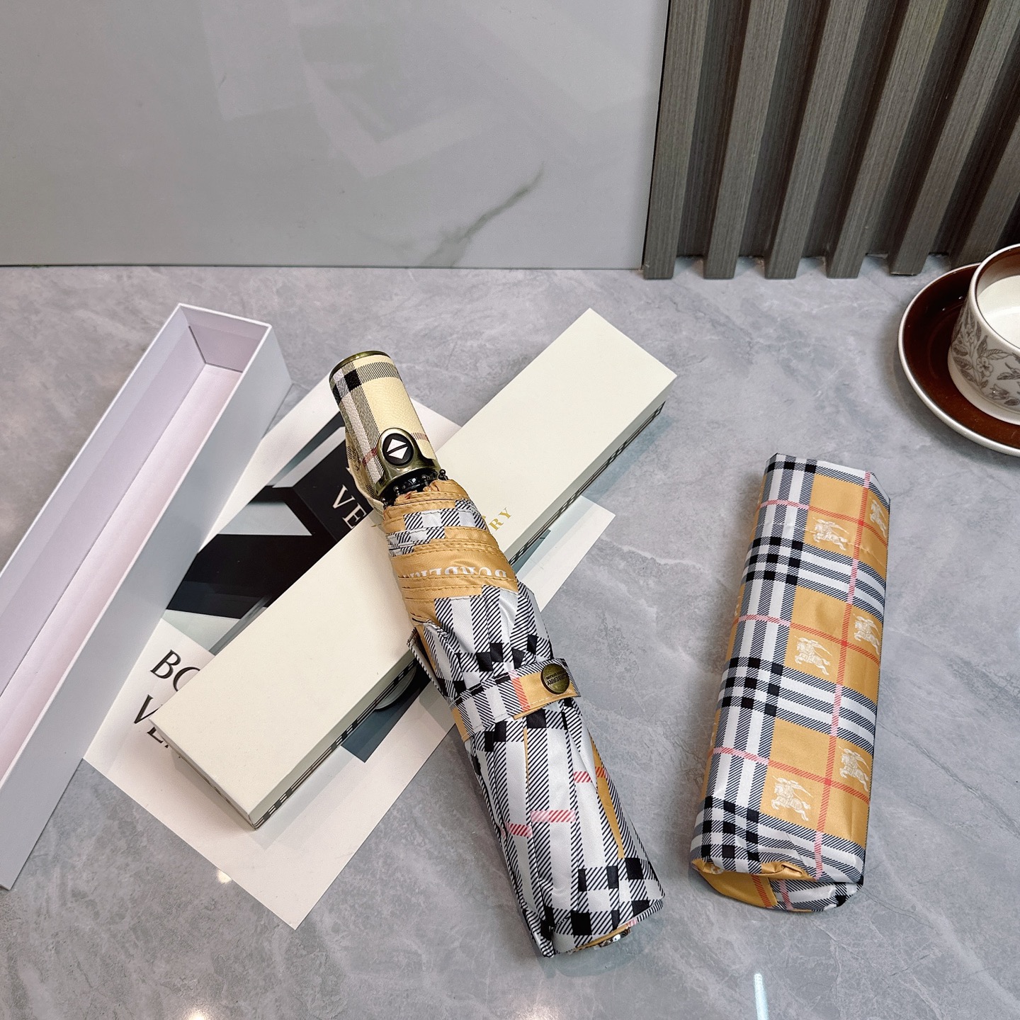  BURBERRY（巴宝莉）夏季新款 全自动折叠晴雨伞 
黑色涂层防晒有效阻隔紫外线99%，UPF>50