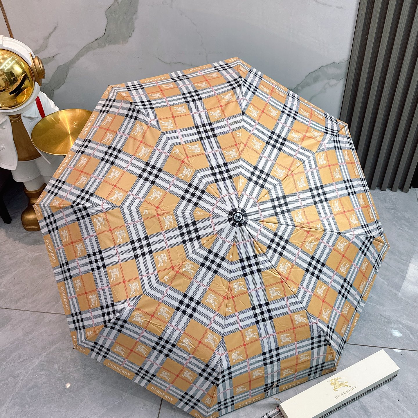  BURBERRY（巴宝莉）夏季新款 全自动折叠晴雨伞 
黑色涂层防晒有效阻隔紫外线99%，UPF>50
