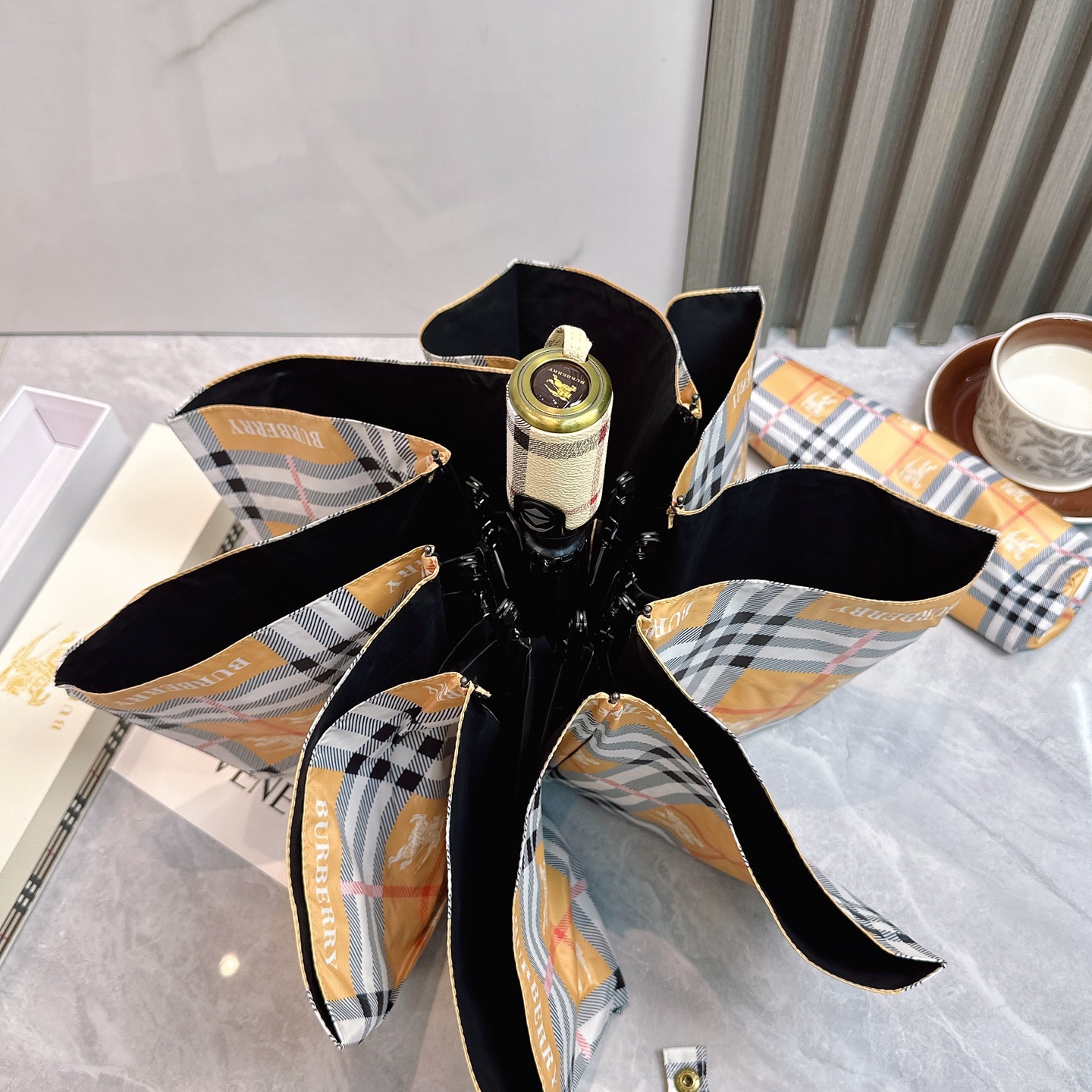  BURBERRY（巴宝莉）夏季新款 全自动折叠晴雨伞 
黑色涂层防晒有效阻隔紫外线99%，UPF>50