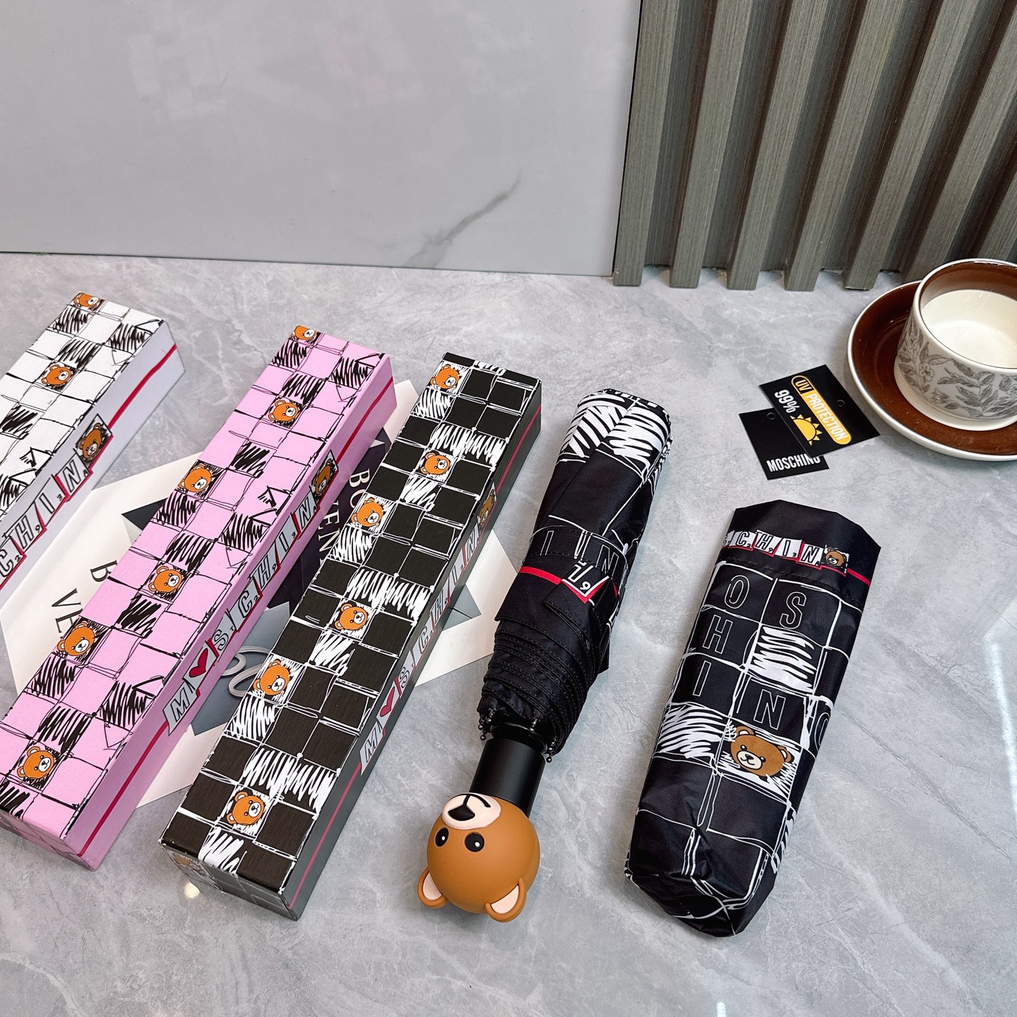  莫斯奇诺 MOSCHINO新款三折防晒睛雨伞🔥🔥 夏季新款 全自动折叠晴雨伞 
内里黑色涂层防晒有效阻