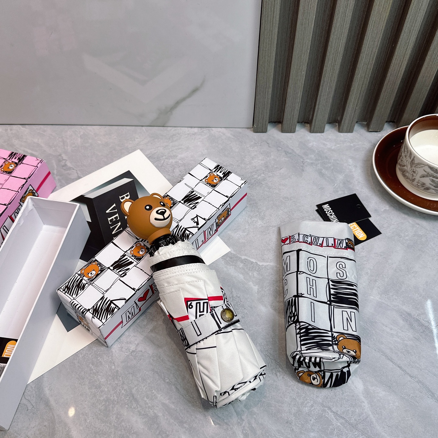  Moschino（莫斯奇诺） 新款 五折 折叠晴雨伞  时尚原单代工品质 细节精致 看得见的品质 打破