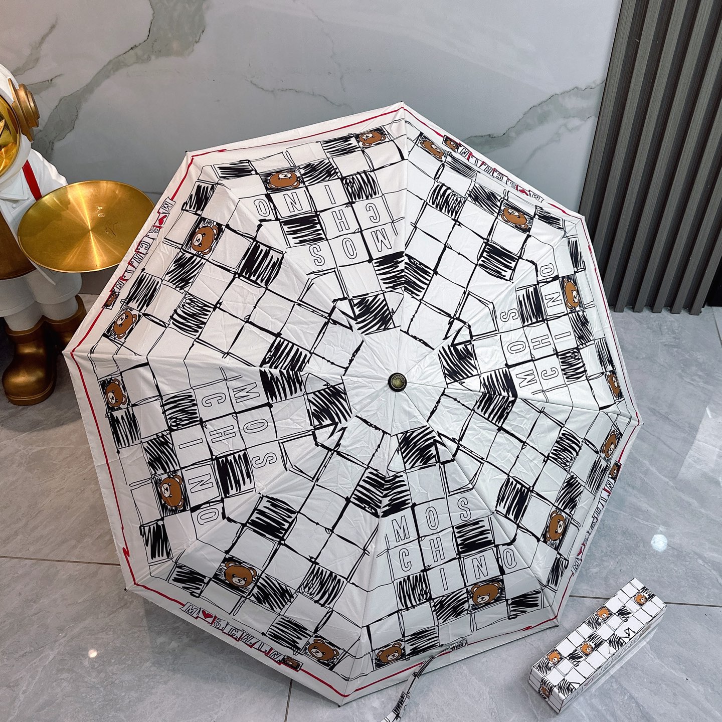  Moschino（莫斯奇诺） 新款 五折 折叠晴雨伞  时尚原单代工品质 细节精致 看得见的品质 打破