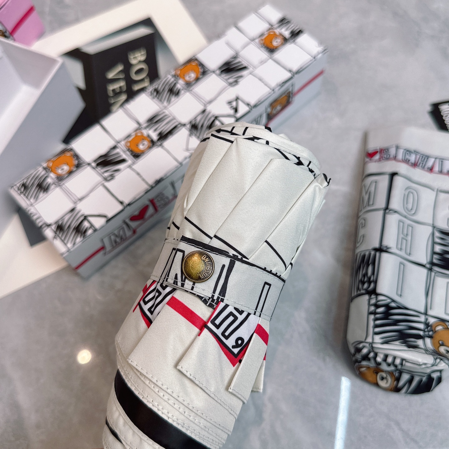  Moschino（莫斯奇诺） 新款 五折 折叠晴雨伞  时尚原单代工品质 细节精致 看得见的品质 打破