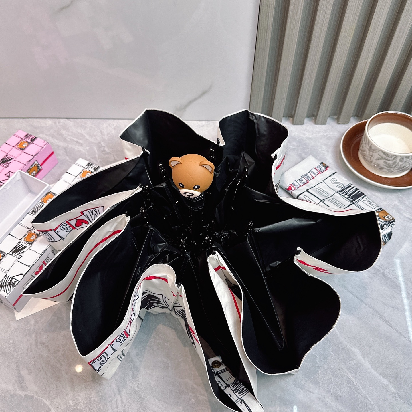  Moschino（莫斯奇诺） 新款 五折 折叠晴雨伞  时尚原单代工品质 细节精致 看得见的品质 打破