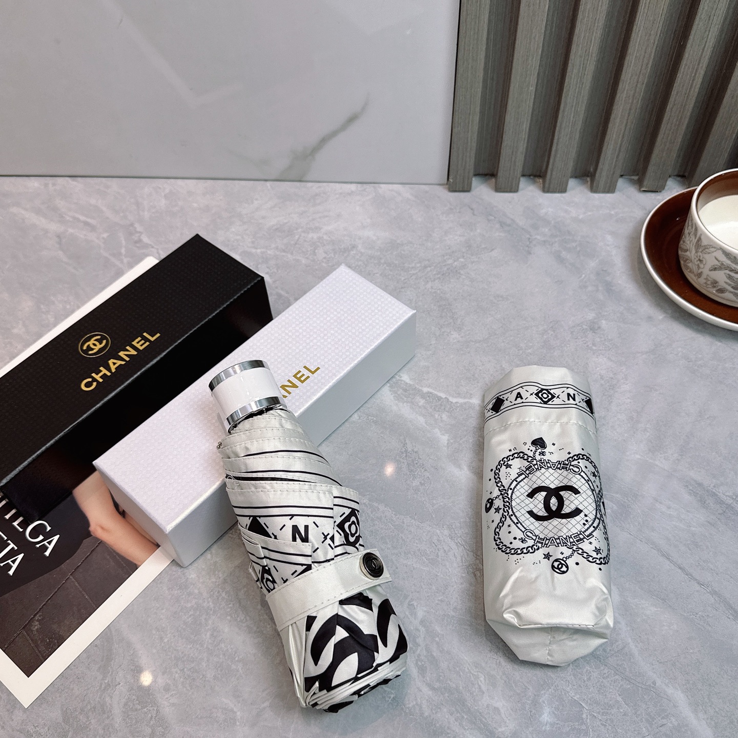  CHANEL（香奈儿）新款 五折 折叠晴雨伞  时尚原单代工品质 细节精致 看得见的品质 打破一成不变