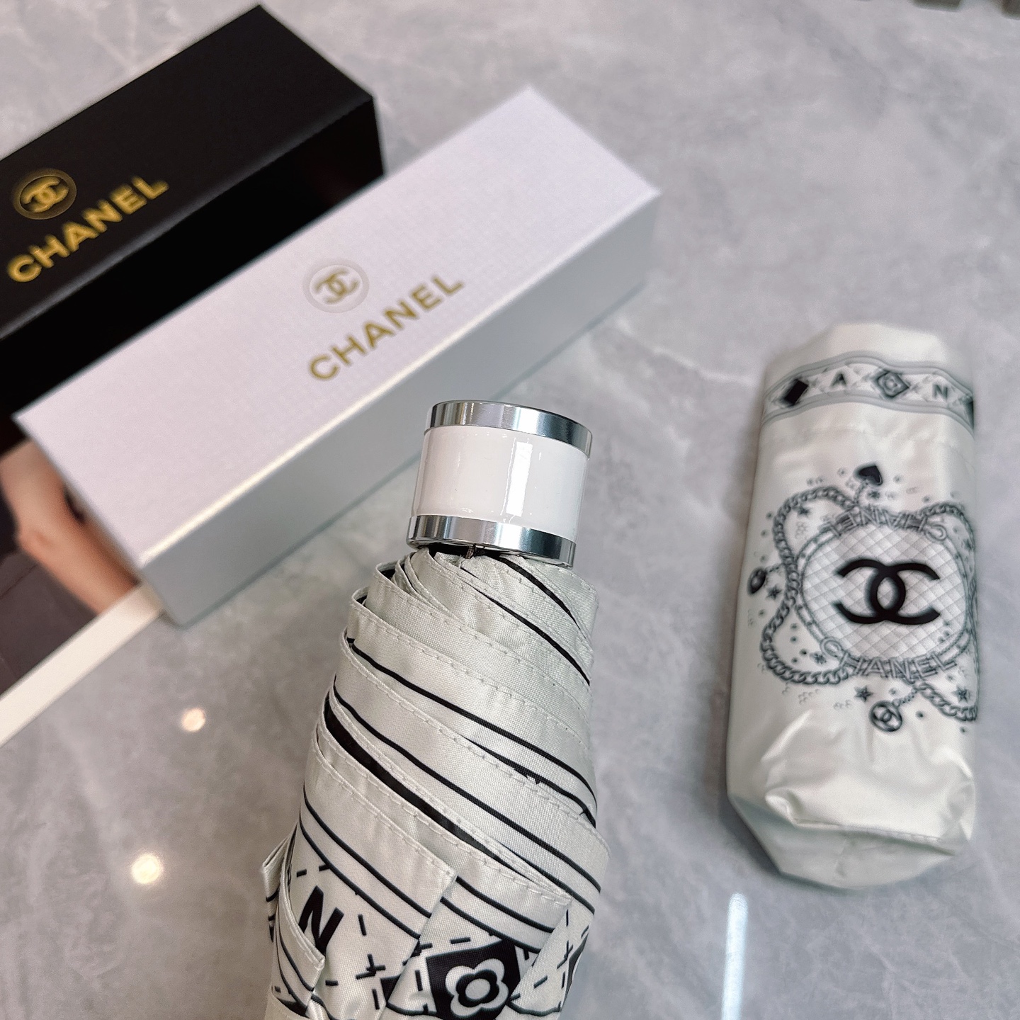  CHANEL（香奈儿）新款 五折 折叠晴雨伞  时尚原单代工品质 细节精致 看得见的品质 打破一成不变
