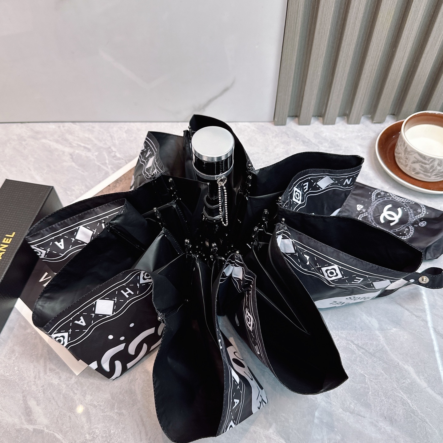  CHANEL（香奈儿）新款 五折 折叠晴雨伞  时尚原单代工品质 细节精致 看得见的品质 打破一成不变