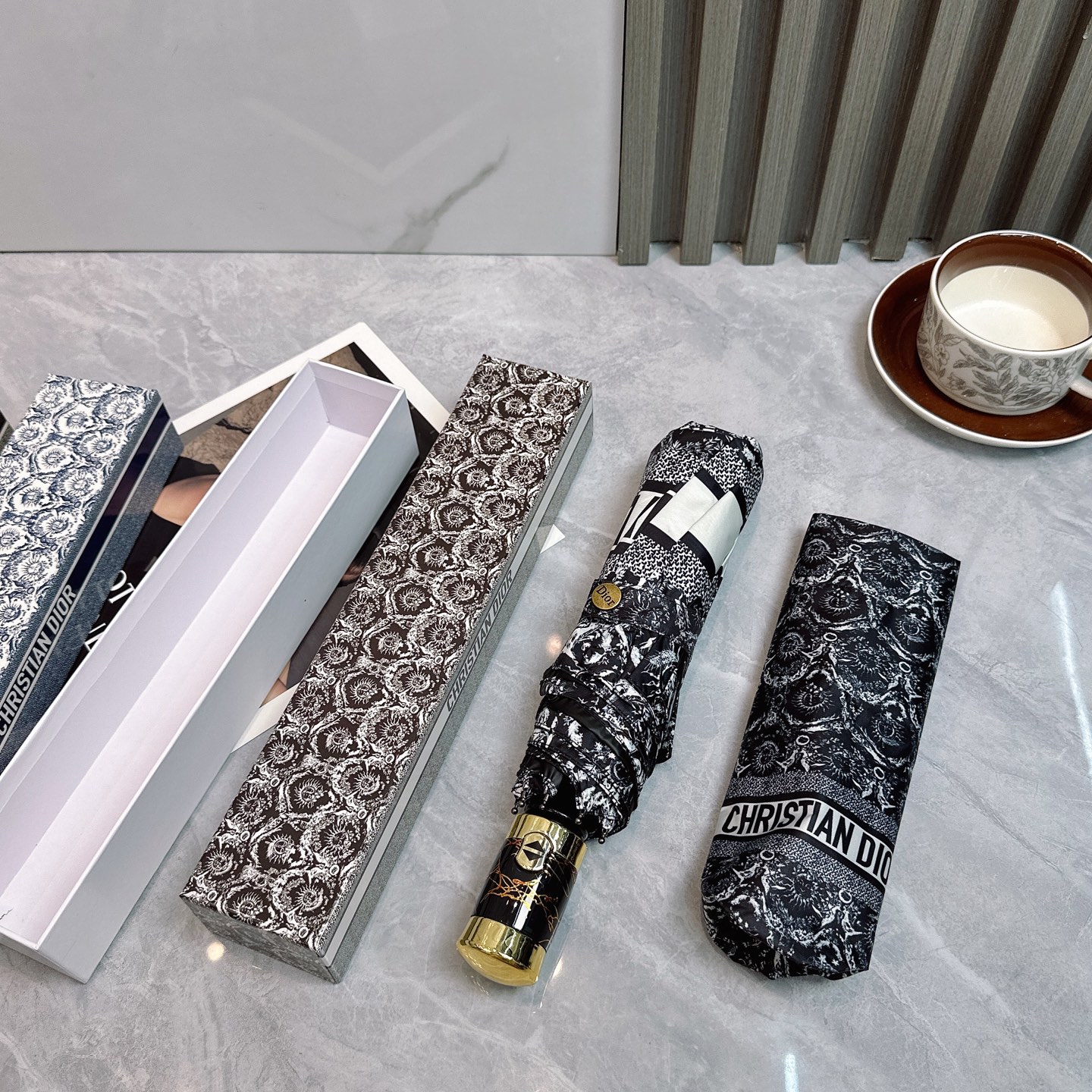  迪奥Dior 三折防晒睛雨伞🔥🔥 夏季新款 全自动折叠晴雨伞 
内里黑色涂层防晒有效阻隔紫外线99%，