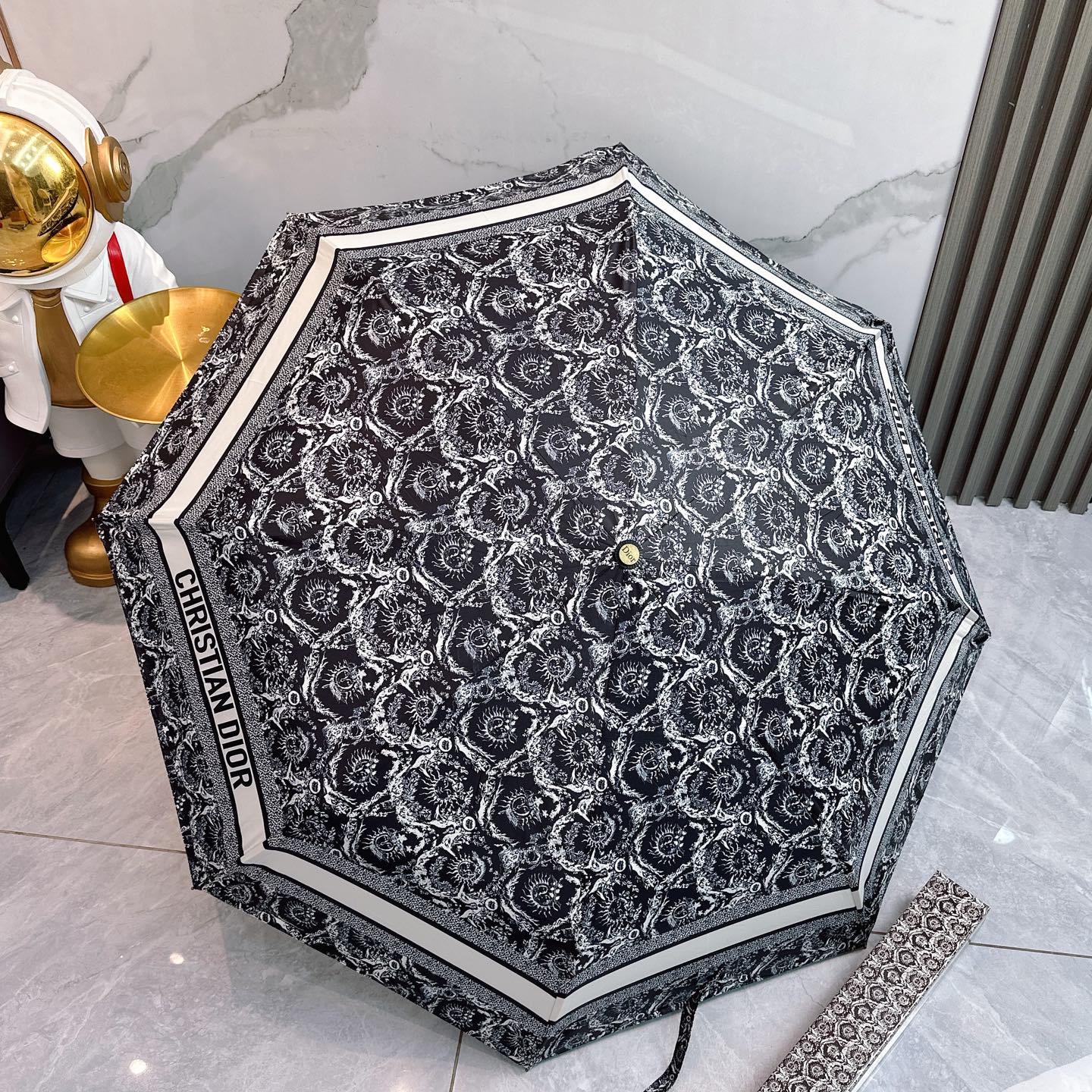  迪奥Dior 三折防晒睛雨伞🔥🔥 夏季新款 全自动折叠晴雨伞 
内里黑色涂层防晒有效阻隔紫外线99%，