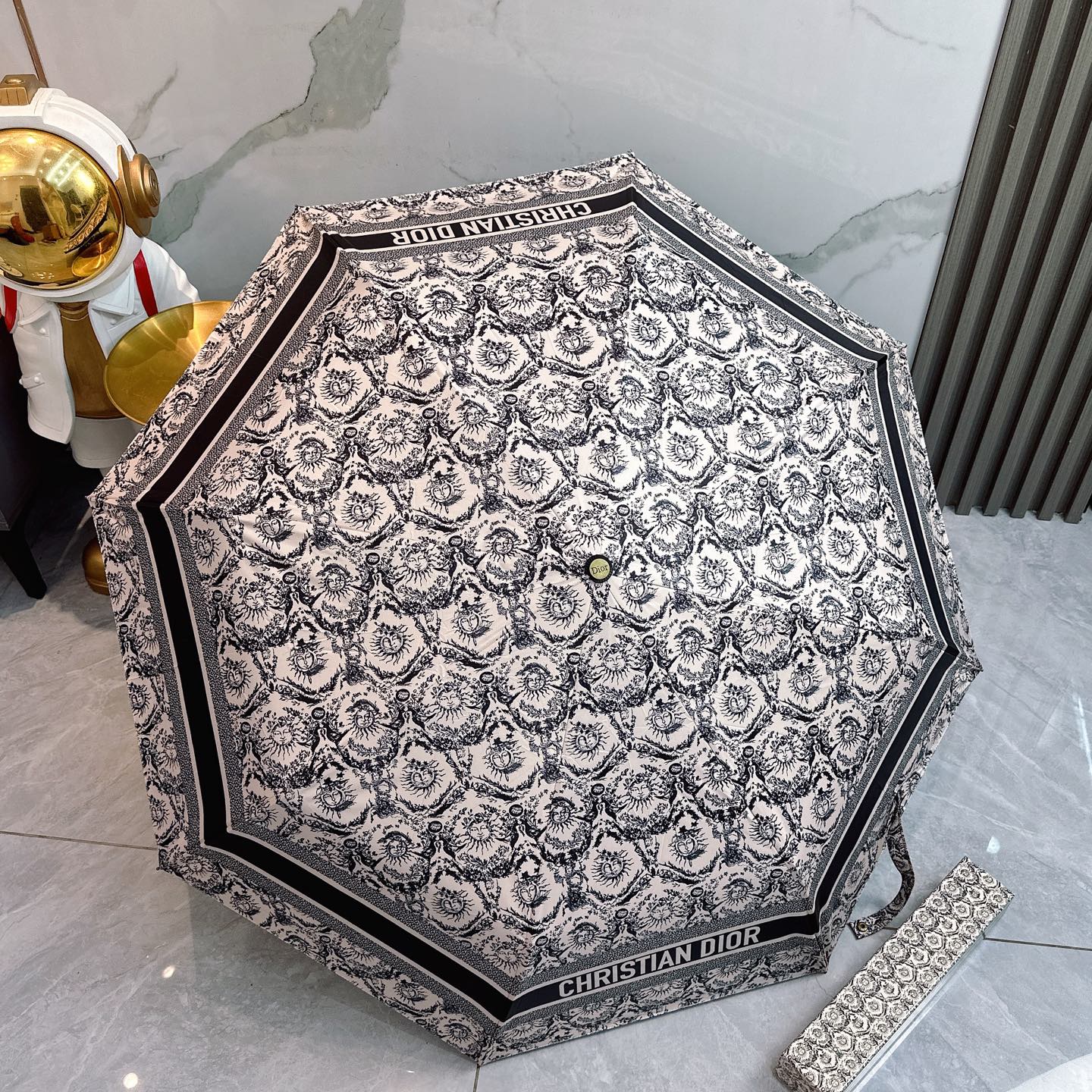  迪奥Dior 三折防晒睛雨伞🔥🔥 夏季新款 全自动折叠晴雨伞 
内里黑色涂层防晒有效阻隔紫外线99%，