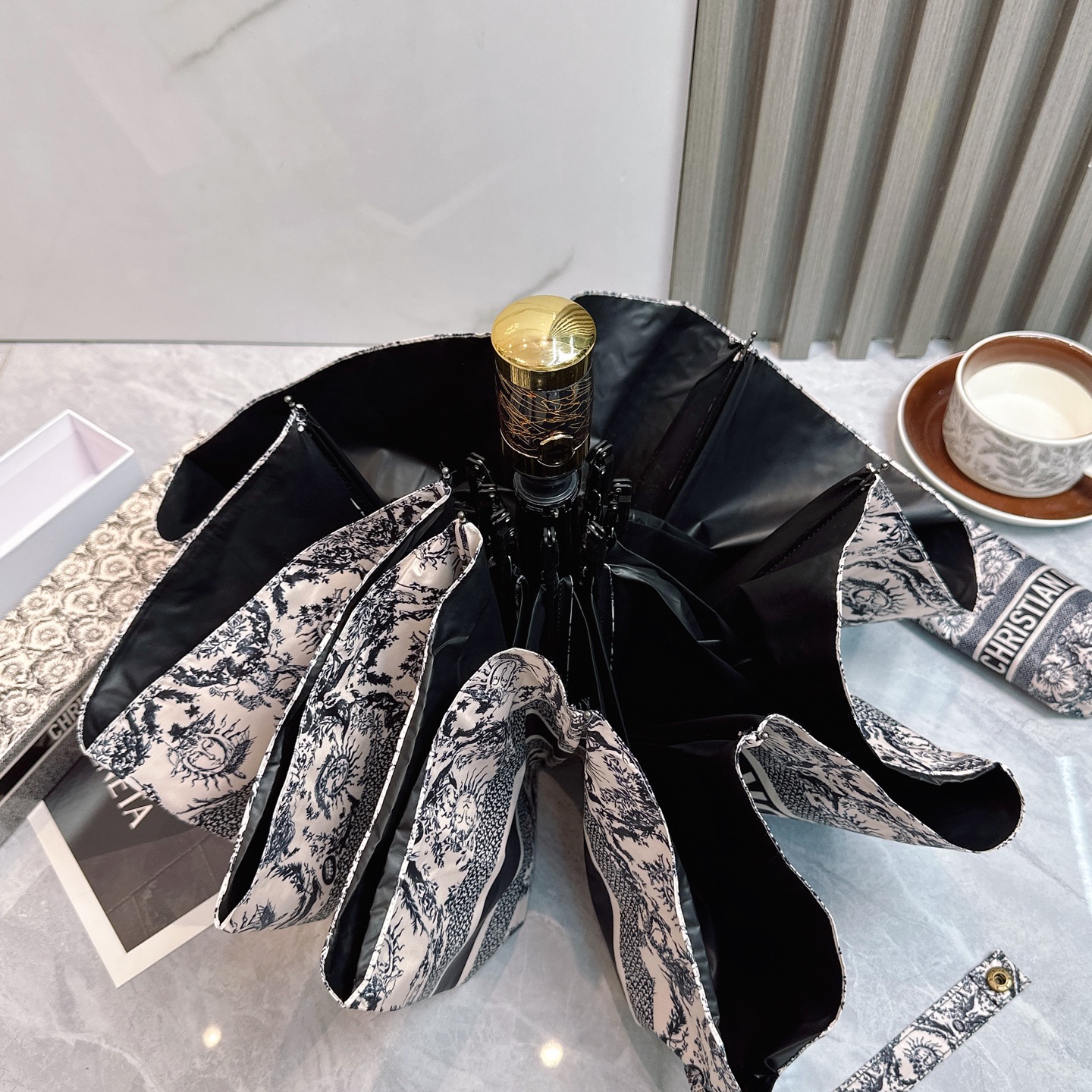  迪奥Dior 三折防晒睛雨伞🔥🔥 夏季新款 全自动折叠晴雨伞 
内里黑色涂层防晒有效阻隔紫外线99%，
