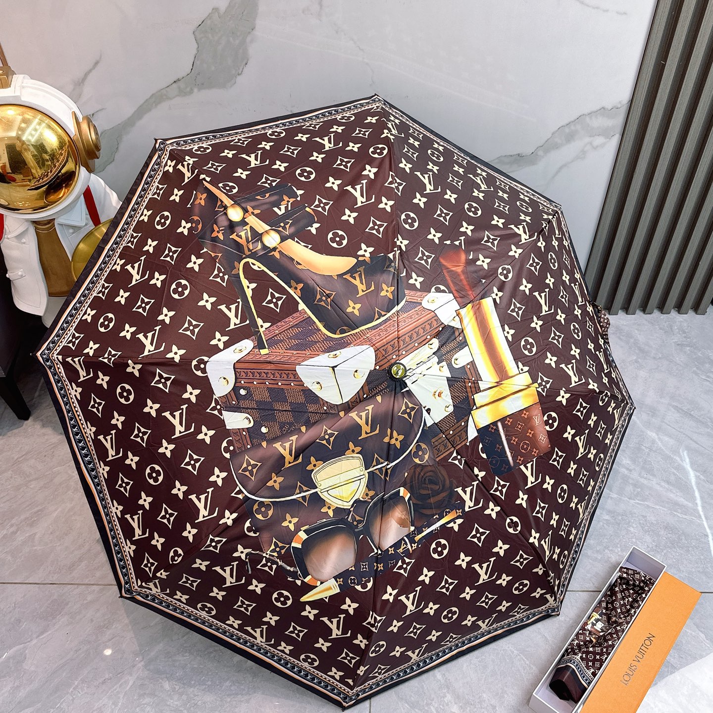  LV 路易威登三折防晒睛雨伞🔥🔥 夏季新款 全自动折叠晴雨伞 
内里黑色涂层防晒有效阻隔紫外线99%，