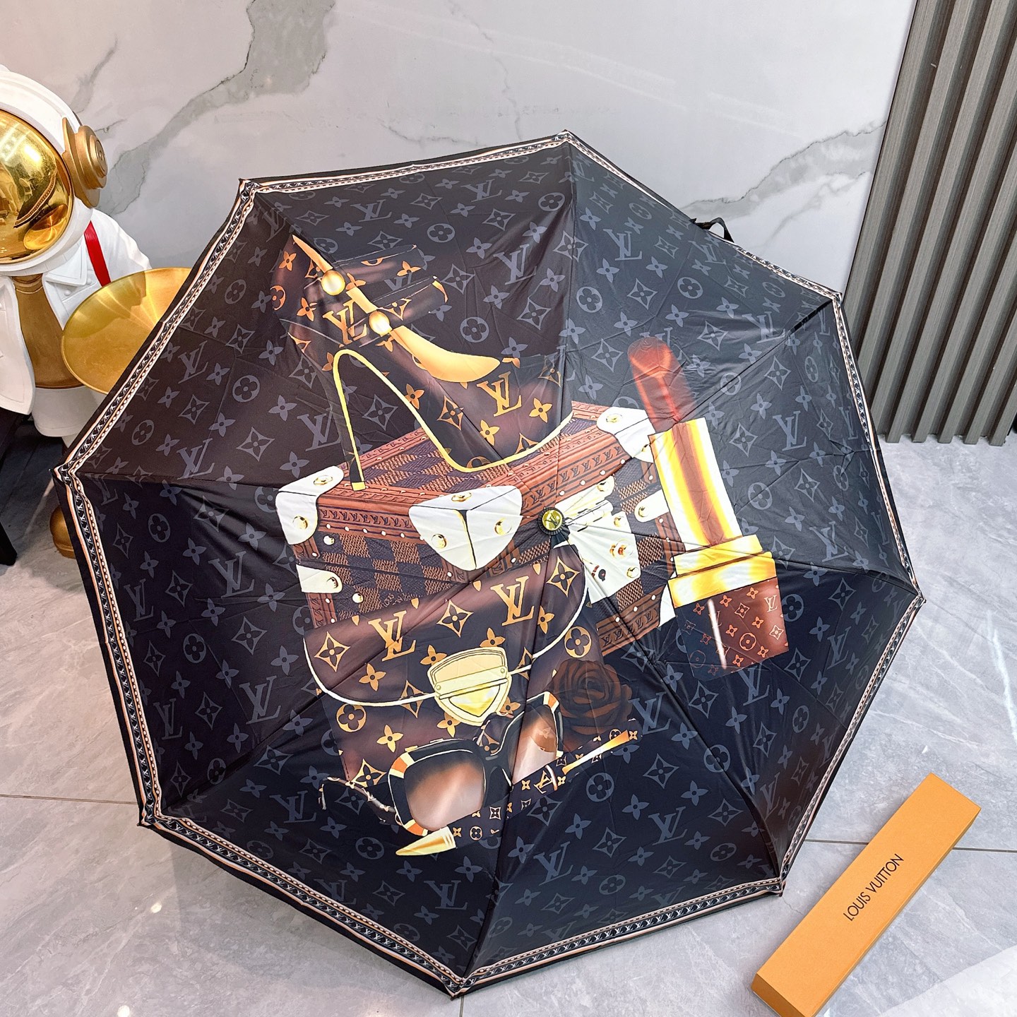  LV 路易威登三折防晒睛雨伞🔥🔥 夏季新款 全自动折叠晴雨伞 
内里黑色涂层防晒有效阻隔紫外线99%，