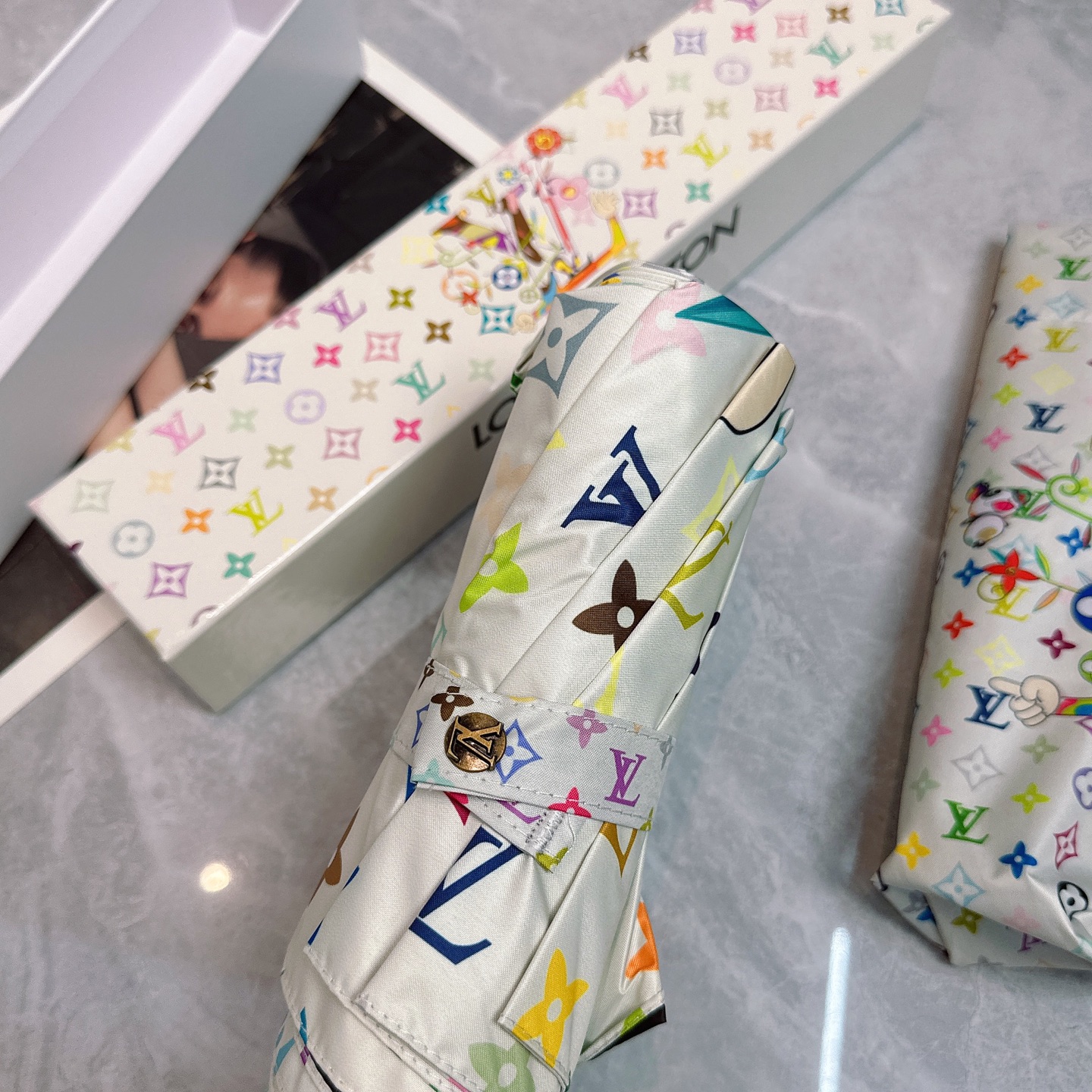  LV 路易威登三折防晒睛雨伞🔥🔥 夏季新款 全自动折叠晴雨伞 
内里黑色涂层防晒有效阻隔紫外线99%，