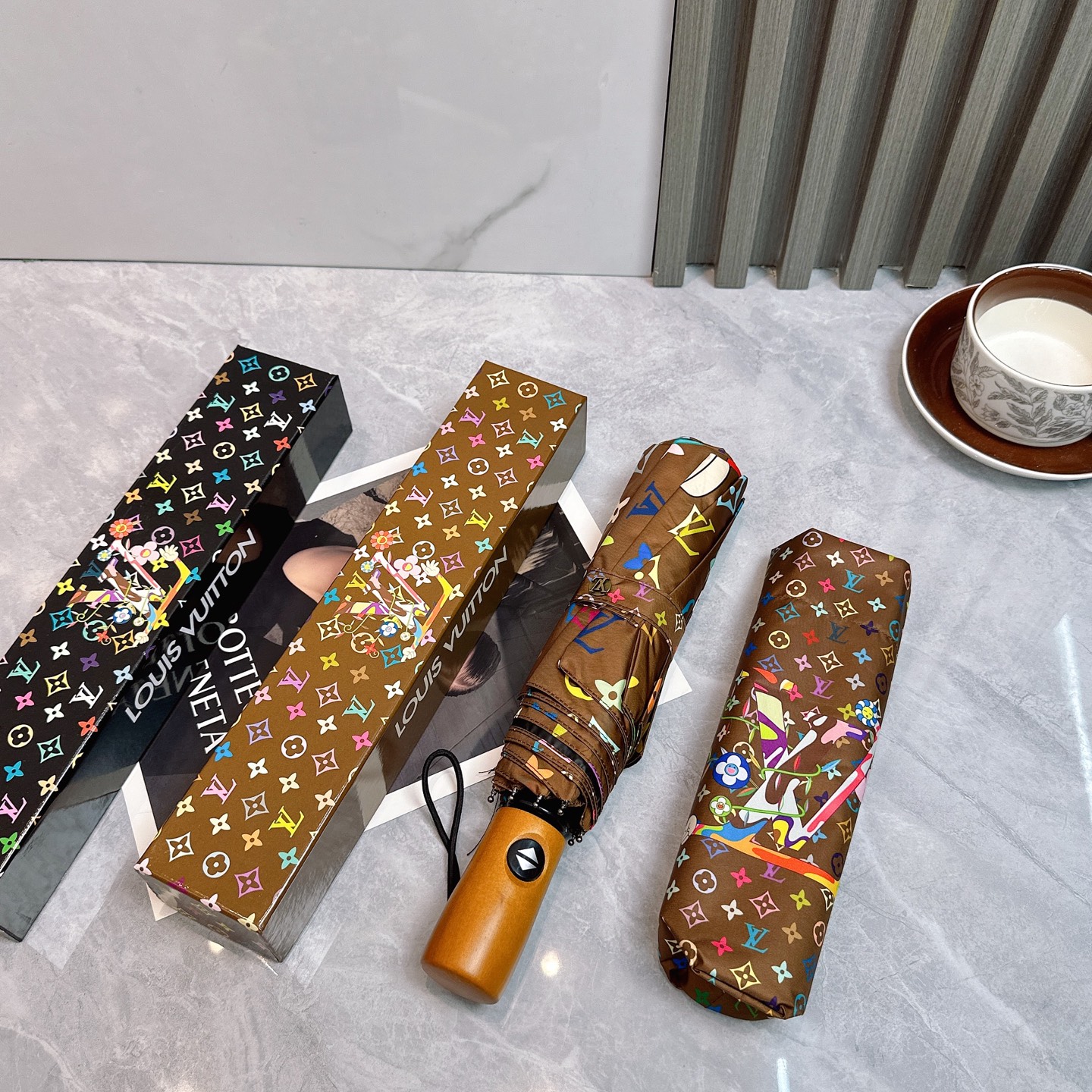  LV 路易威登三折防晒睛雨伞🔥🔥 夏季新款 全自动折叠晴雨伞 
内里黑色涂层防晒有效阻隔紫外线99%，