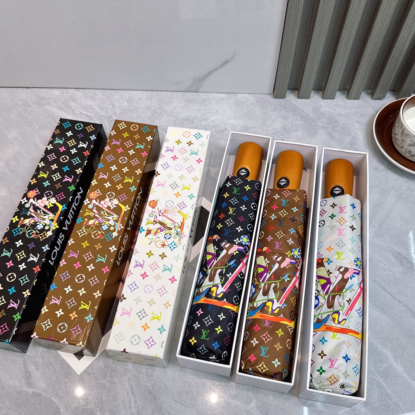  LV 路易威登三折防晒睛雨伞🔥🔥 夏季新款 全自动折叠晴雨伞 
内里黑色涂层防晒有效阻隔紫外线99%，