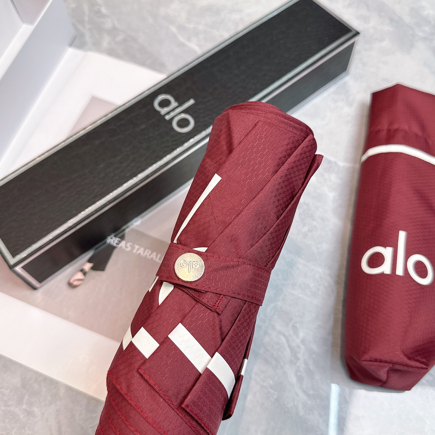  AIO新款三折自动折叠晴雨伞 灵魂LOGO为一体的设计风格高雅奢华 带在身上带来独特视觉效果  为伞而