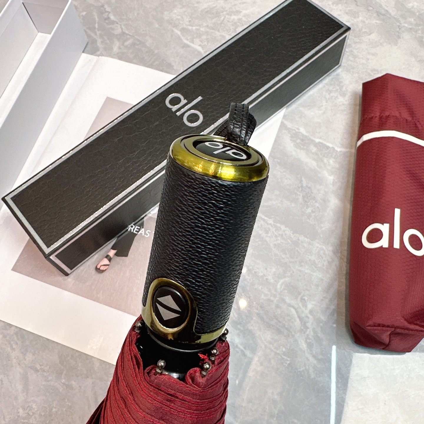  AIO新款三折自动折叠晴雨伞 灵魂LOGO为一体的设计风格高雅奢华 带在身上带来独特视觉效果  为伞而