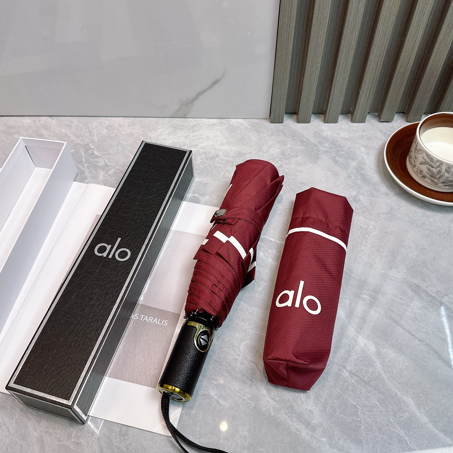  AIO新款三折自动折叠晴雨伞 灵魂LOGO为一体的设计风格高雅奢华 带在身上带来独特视觉效果  为伞而