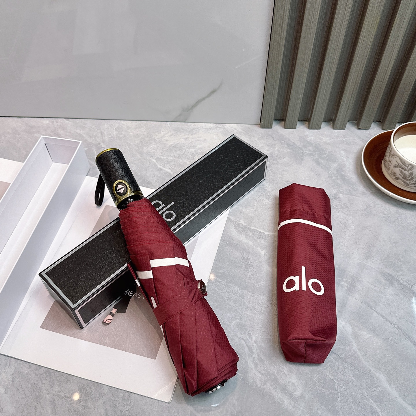  AIO新款三折自动折叠晴雨伞 灵魂LOGO为一体的设计风格高雅奢华 带在身上带来独特视觉效果  为伞而