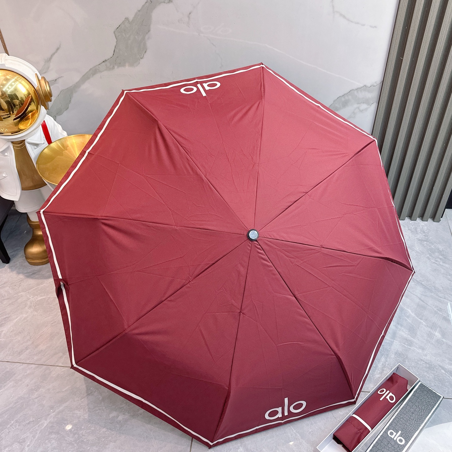  AIO新款三折自动折叠晴雨伞 灵魂LOGO为一体的设计风格高雅奢华 带在身上带来独特视觉效果  为伞而