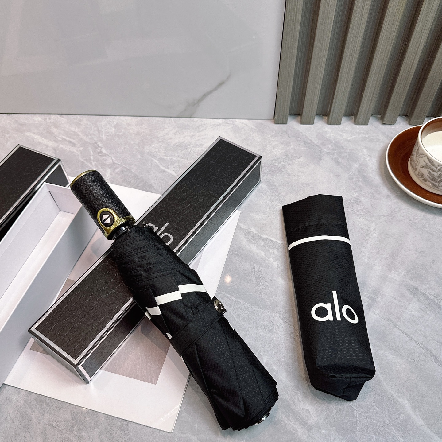  AIO新款三折自动折叠晴雨伞 灵魂LOGO为一体的设计风格高雅奢华 带在身上带来独特视觉效果  为伞而