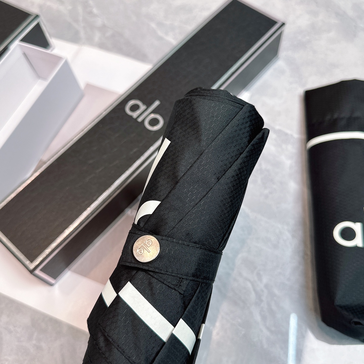  AIO新款三折自动折叠晴雨伞 灵魂LOGO为一体的设计风格高雅奢华 带在身上带来独特视觉效果  为伞而