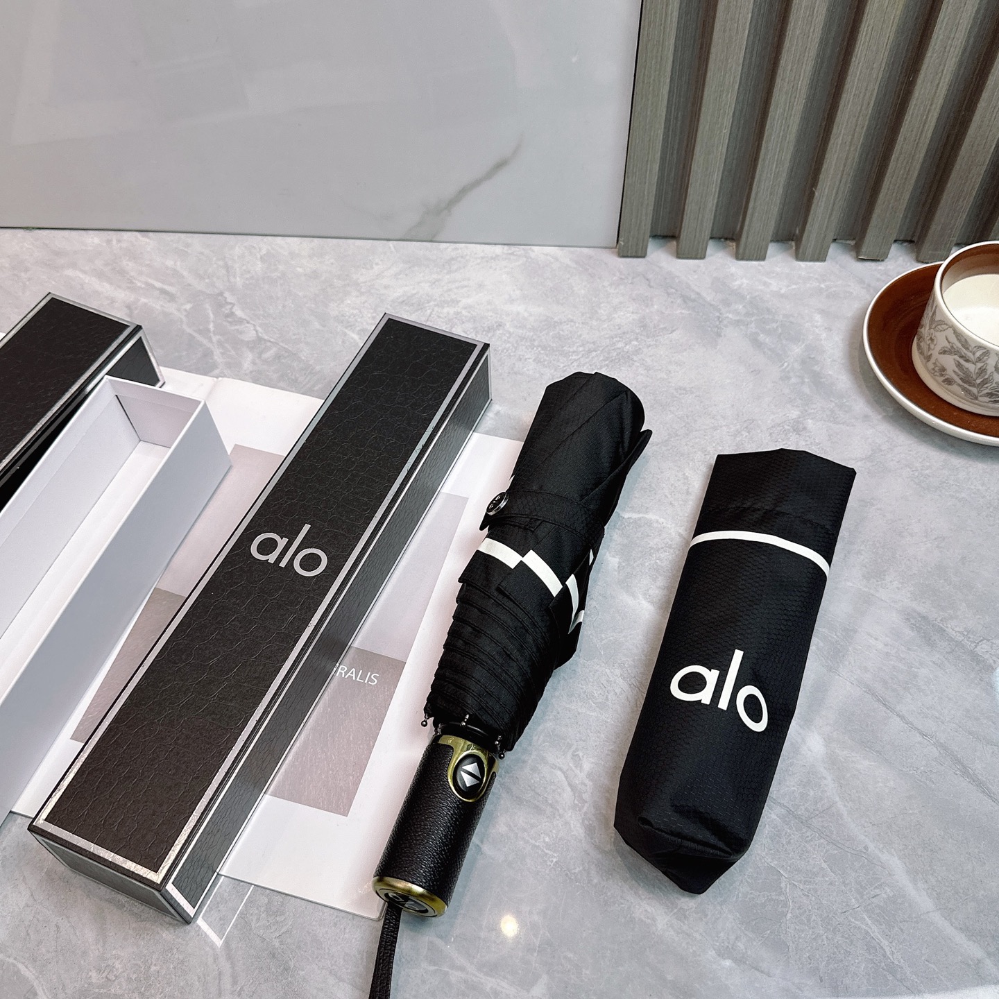  AIO新款三折自动折叠晴雨伞 灵魂LOGO为一体的设计风格高雅奢华 带在身上带来独特视觉效果  为伞而