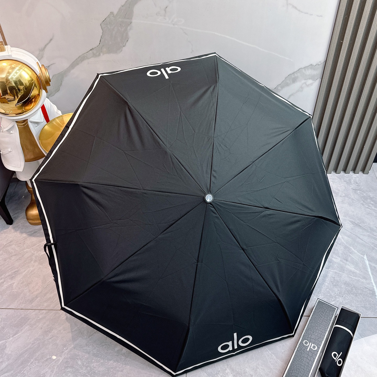  AIO新款三折自动折叠晴雨伞 灵魂LOGO为一体的设计风格高雅奢华 带在身上带来独特视觉效果  为伞而
