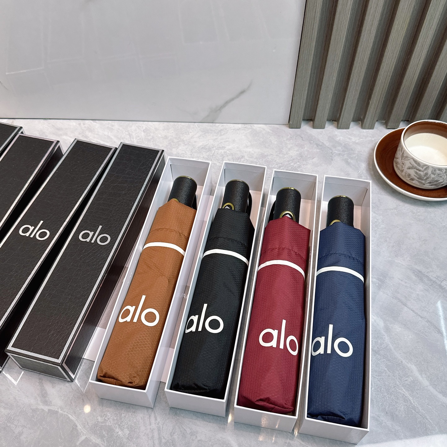  AIO新款三折自动折叠晴雨伞 灵魂LOGO为一体的设计风格高雅奢华 带在身上带来独特视觉效果  为伞而