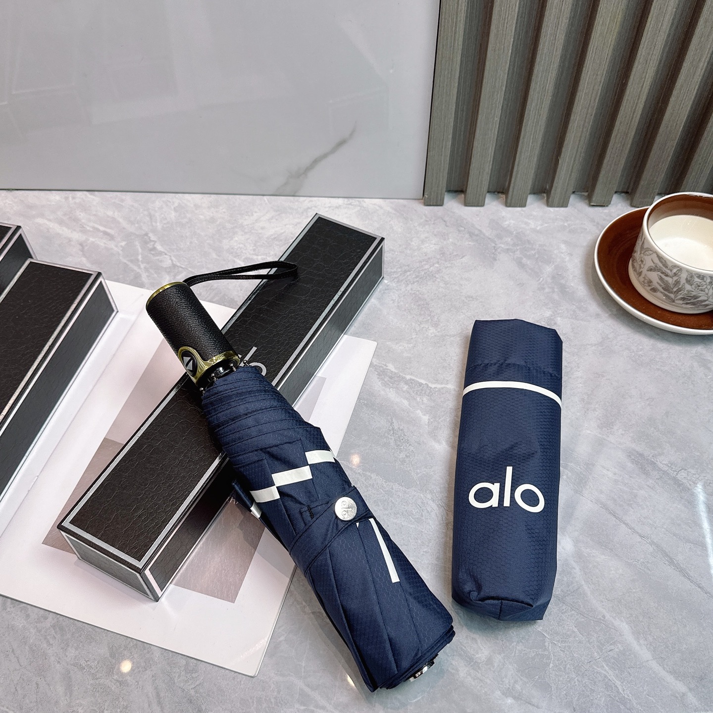  AIO新款三折自动折叠晴雨伞 灵魂LOGO为一体的设计风格高雅奢华 带在身上带来独特视觉效果  为伞而