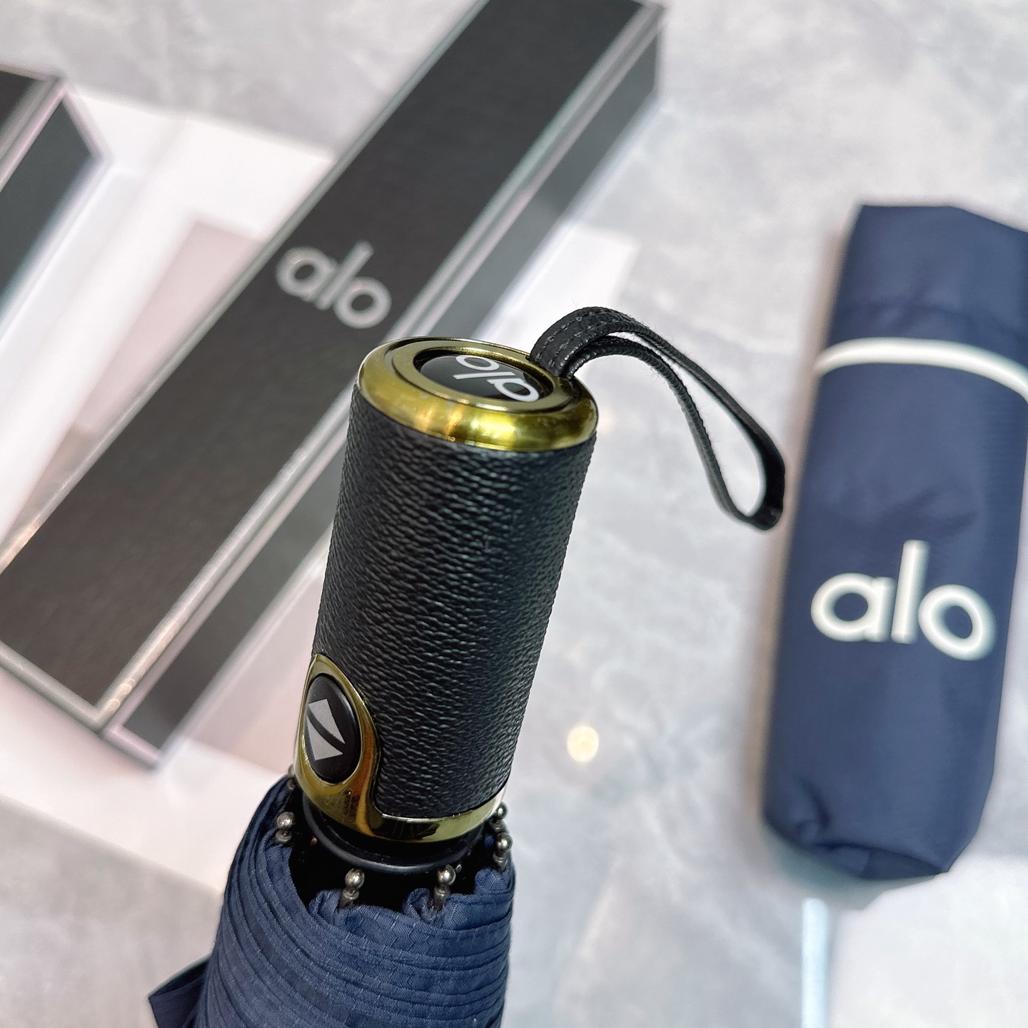  AIO新款三折自动折叠晴雨伞 灵魂LOGO为一体的设计风格高雅奢华 带在身上带来独特视觉效果  为伞而