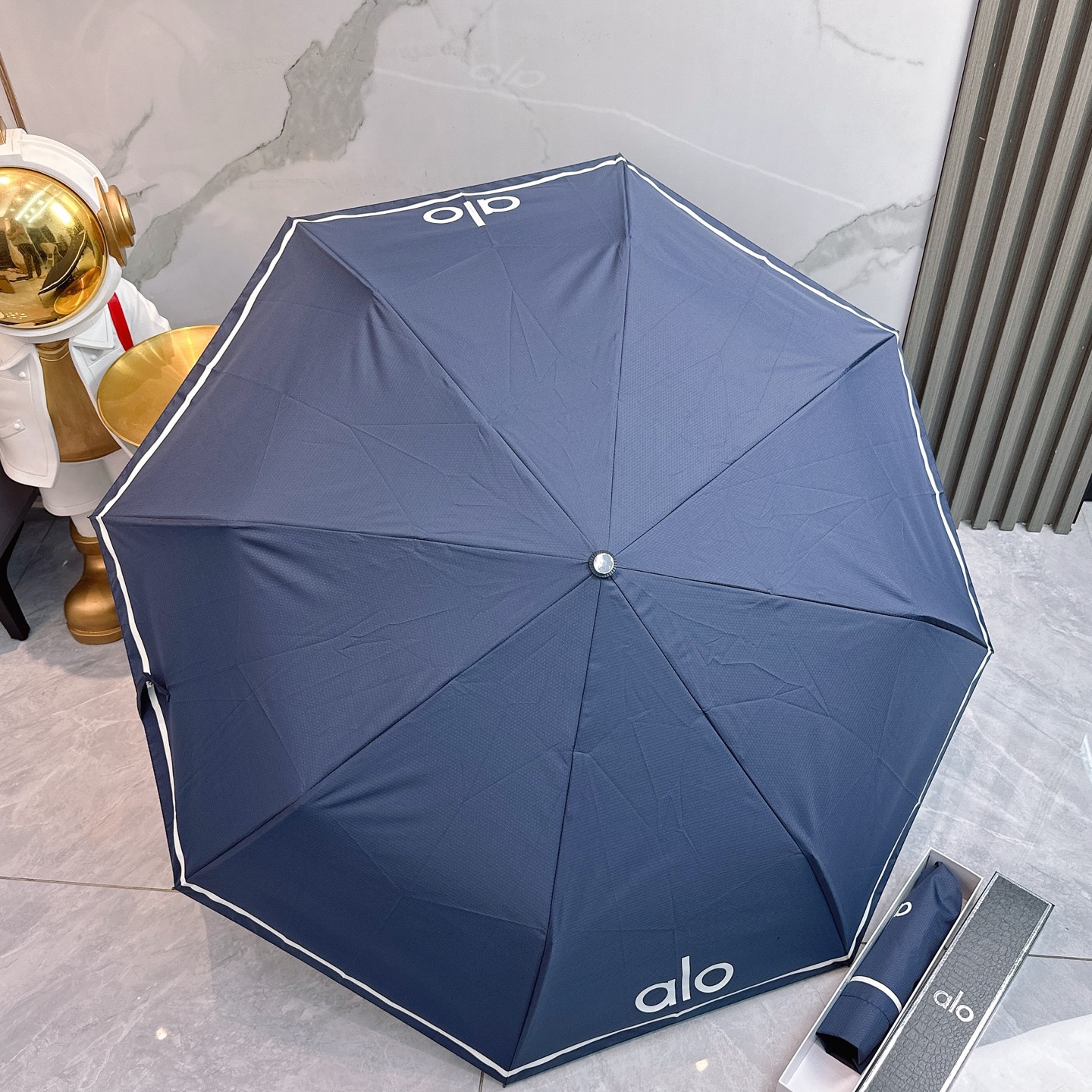  AIO新款三折自动折叠晴雨伞 灵魂LOGO为一体的设计风格高雅奢华 带在身上带来独特视觉效果  为伞而