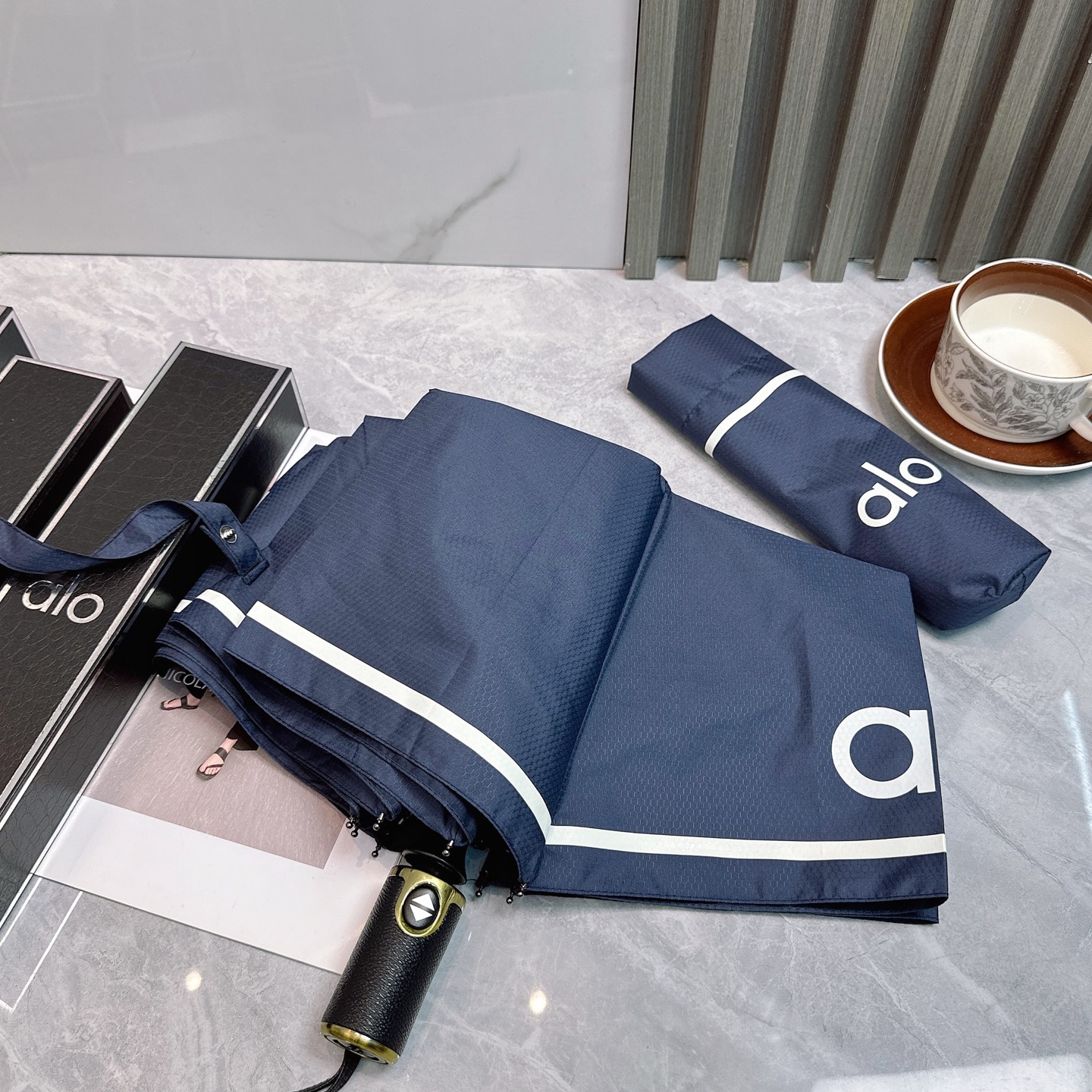  AIO新款三折自动折叠晴雨伞 灵魂LOGO为一体的设计风格高雅奢华 带在身上带来独特视觉效果  为伞而