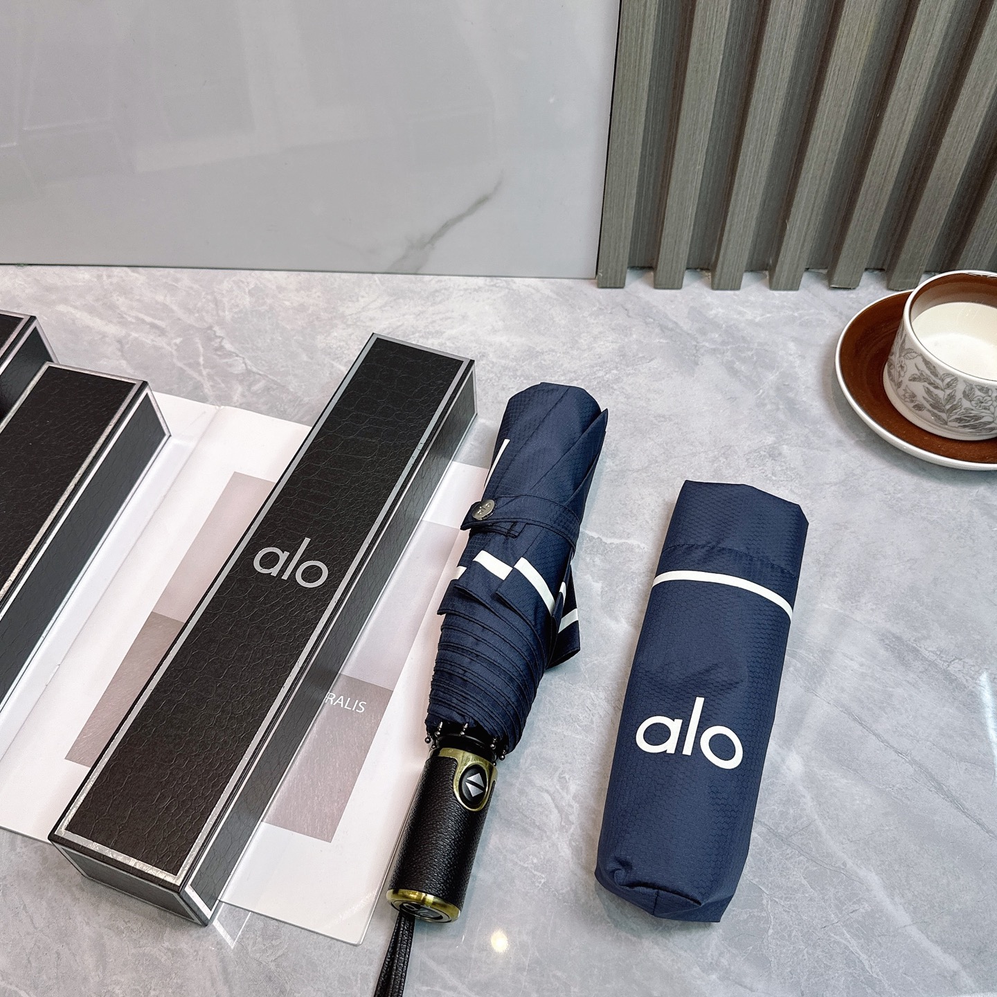  AIO新款三折自动折叠晴雨伞 灵魂LOGO为一体的设计风格高雅奢华 带在身上带来独特视觉效果  为伞而