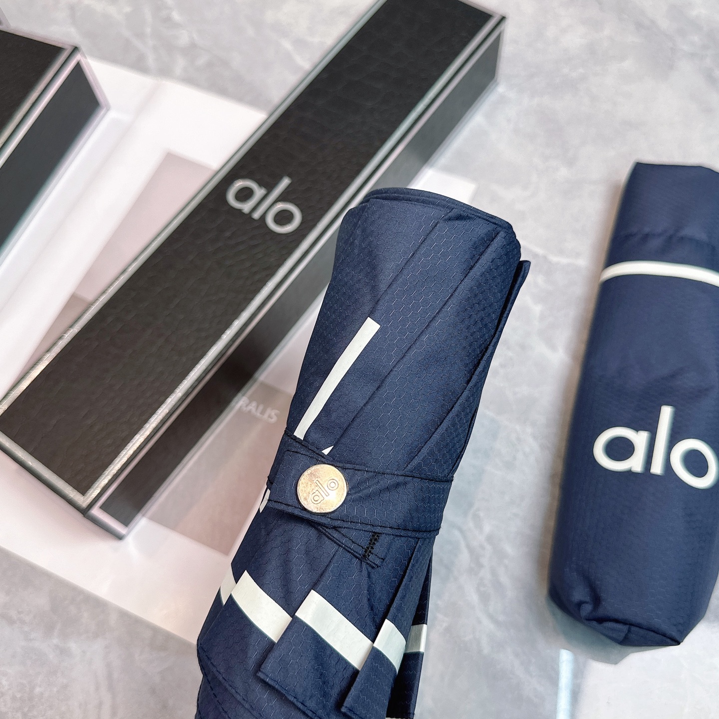  AIO新款三折自动折叠晴雨伞 灵魂LOGO为一体的设计风格高雅奢华 带在身上带来独特视觉效果  为伞而
