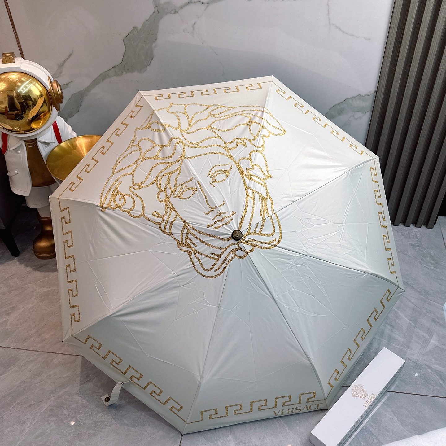 🌈🌈️范思哲（VERSACE）三折防晒睛雨伞🔥🔥 2055夏季新款 全自动折叠晴雨伞 
内里黑色涂层防晒