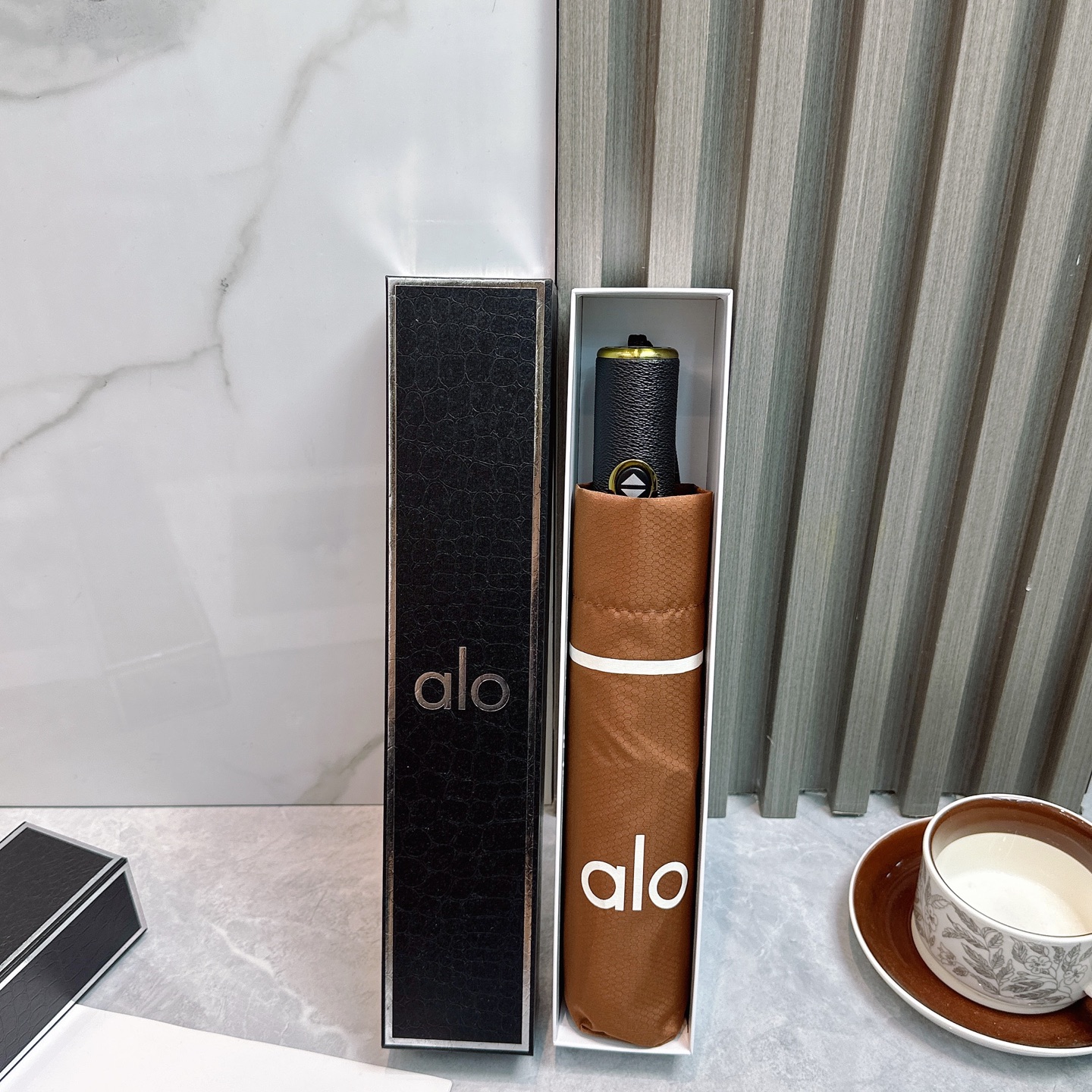  AIO新款三折自动折叠晴雨伞 灵魂LOGO为一体的设计风格高雅奢华 带在身上带来独特视觉效果  为伞而
