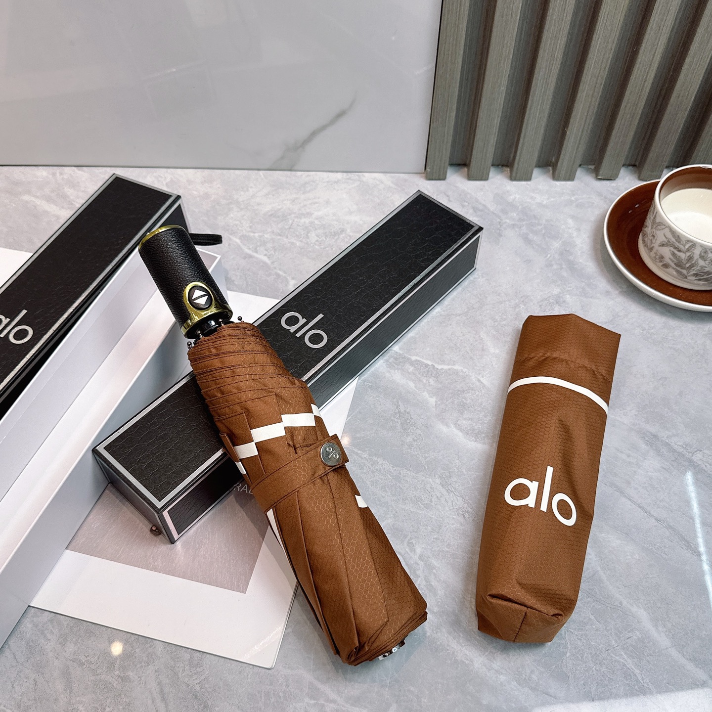  AIO新款三折自动折叠晴雨伞 灵魂LOGO为一体的设计风格高雅奢华 带在身上带来独特视觉效果  为伞而