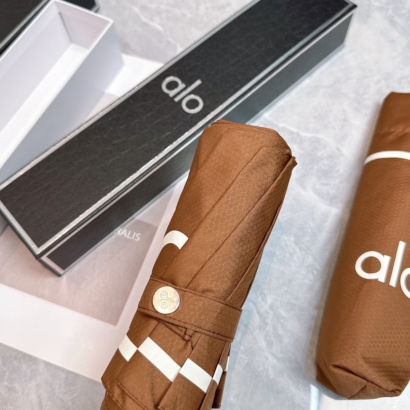  AIO新款三折自动折叠晴雨伞 灵魂LOGO为一体的设计风格高雅奢华 带在身上带来独特视觉效果  为伞而