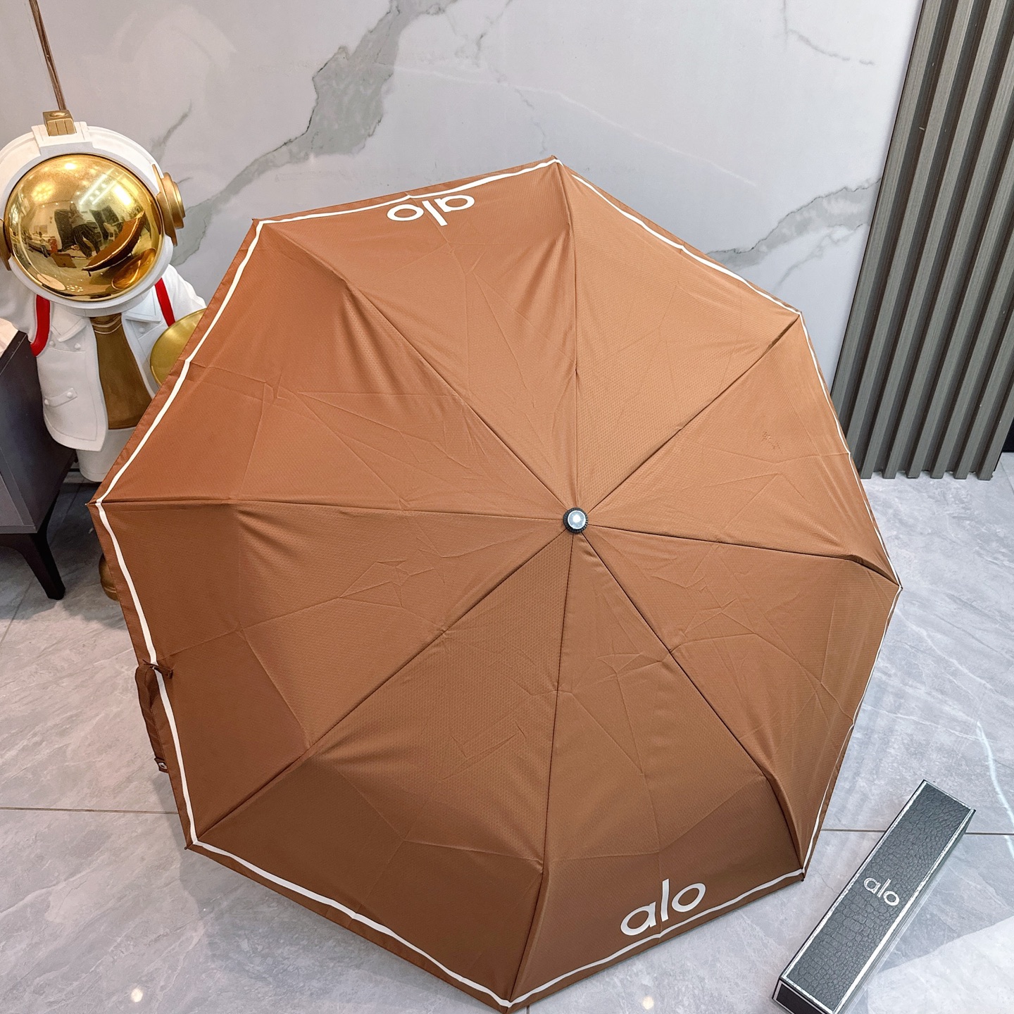  AIO新款三折自动折叠晴雨伞 灵魂LOGO为一体的设计风格高雅奢华 带在身上带来独特视觉效果  为伞而