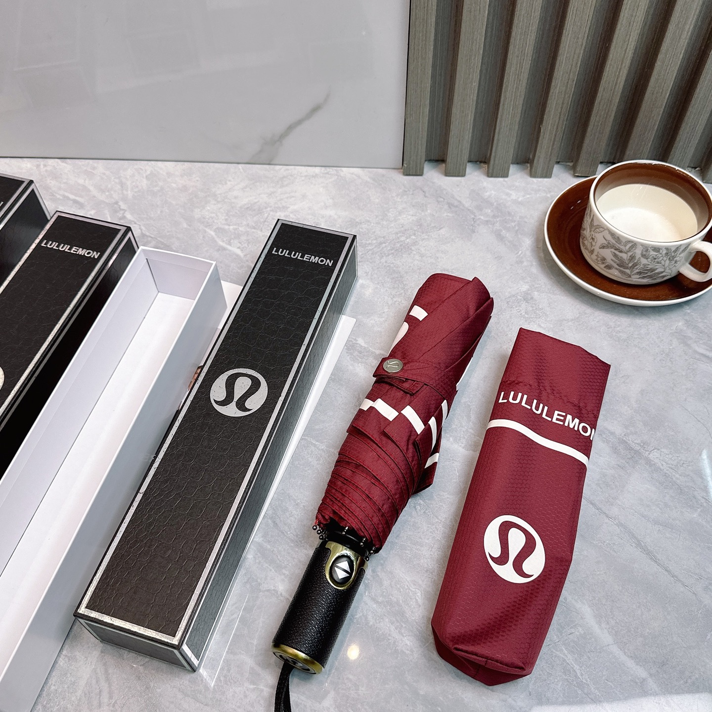  LULULEMON新款三折自动折叠晴雨伞 灵魂LOGO为一体的设计风格高雅奢华 带在身上带来独特视觉效