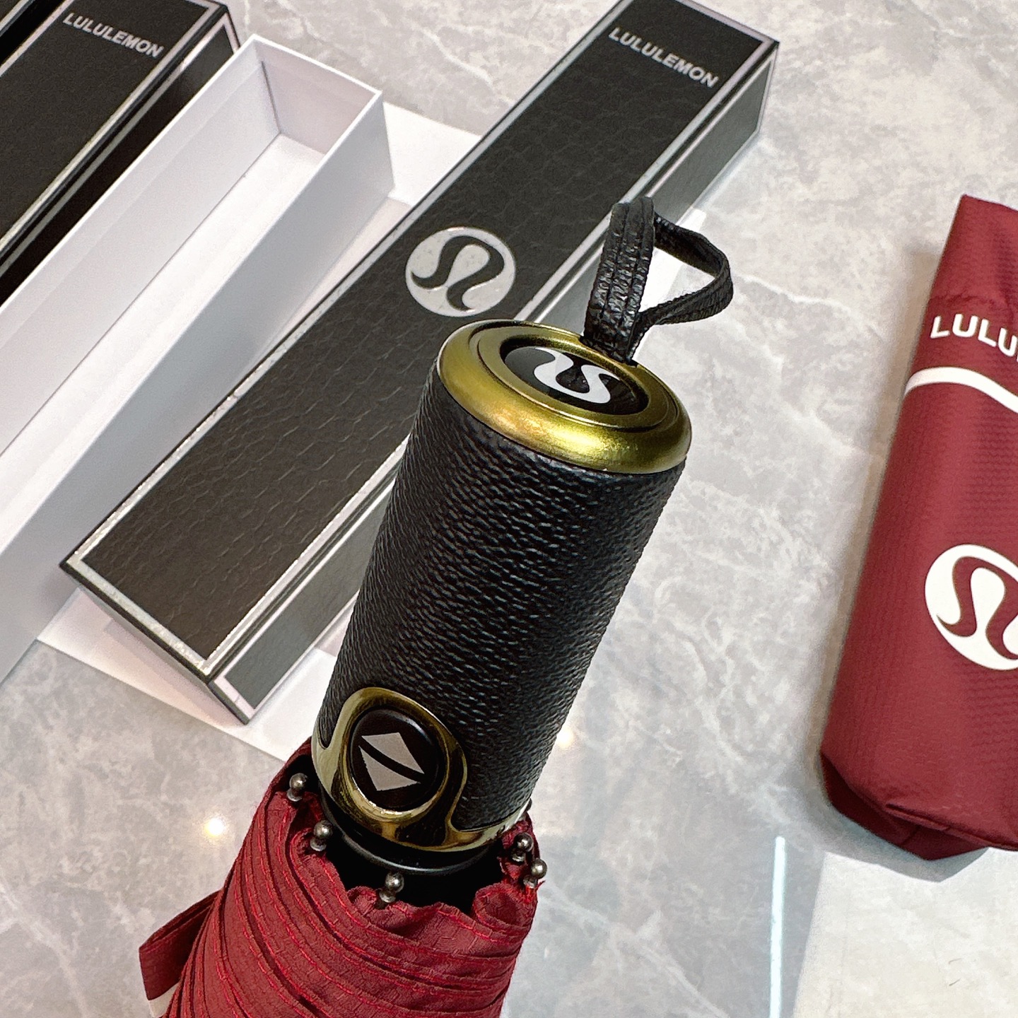  LULULEMON新款三折自动折叠晴雨伞 灵魂LOGO为一体的设计风格高雅奢华 带在身上带来独特视觉效