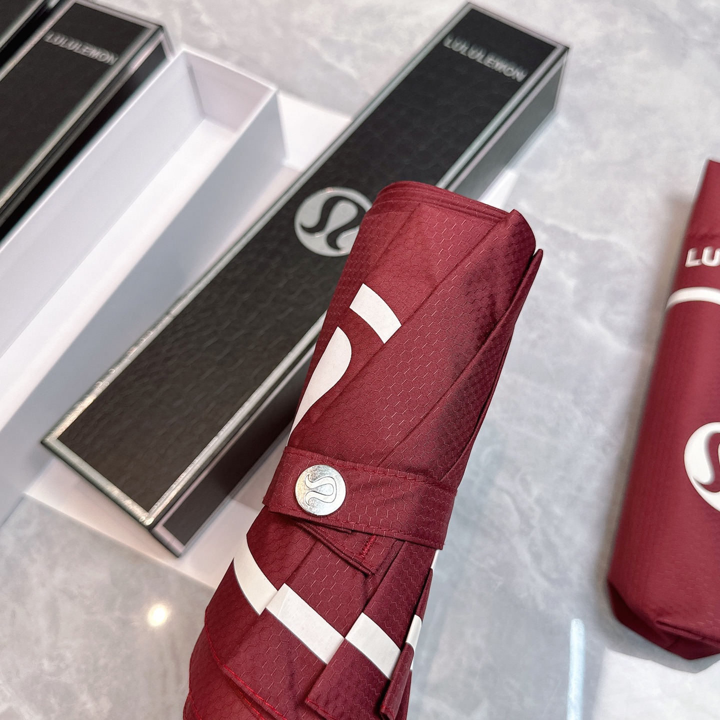  LULULEMON新款三折自动折叠晴雨伞 灵魂LOGO为一体的设计风格高雅奢华 带在身上带来独特视觉效