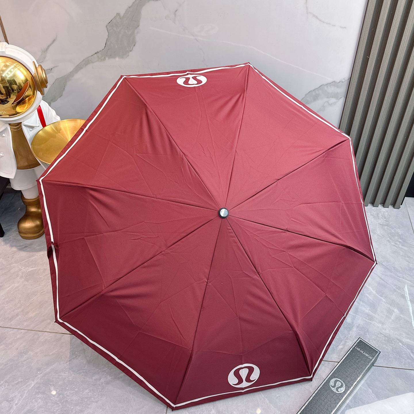  LULULEMON新款三折自动折叠晴雨伞 灵魂LOGO为一体的设计风格高雅奢华 带在身上带来独特视觉效