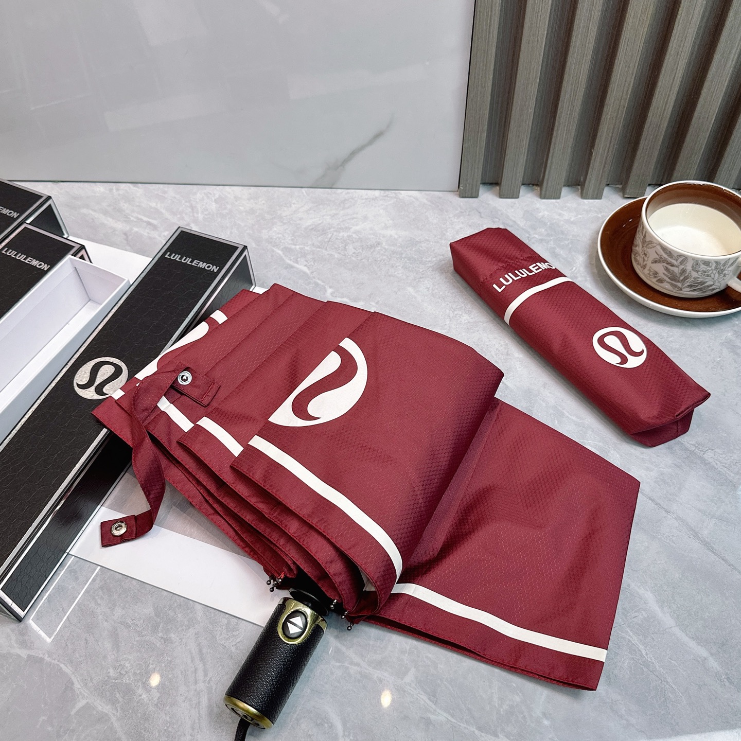  LULULEMON新款三折自动折叠晴雨伞 灵魂LOGO为一体的设计风格高雅奢华 带在身上带来独特视觉效