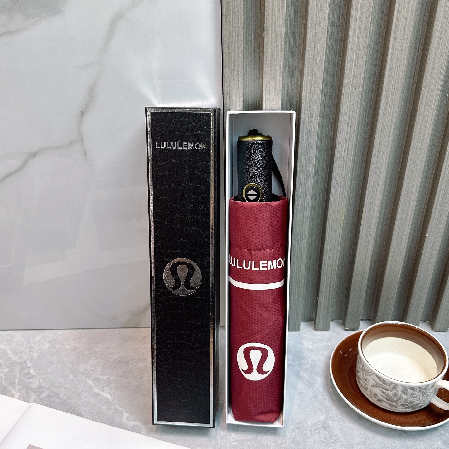  LULULEMON新款三折自动折叠晴雨伞 灵魂LOGO为一体的设计风格高雅奢华 带在身上带来独特视觉效