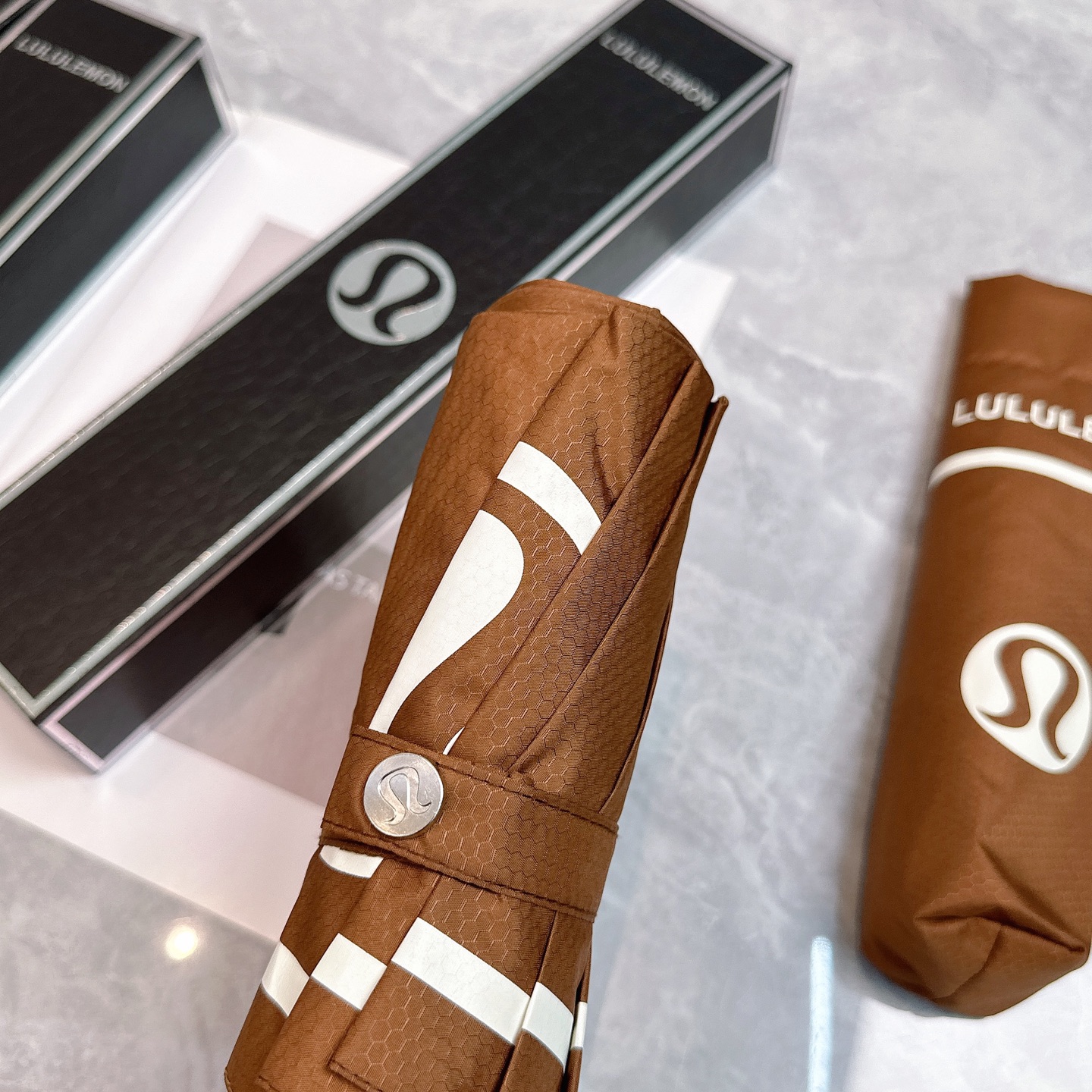  LULULEMON新款三折自动折叠晴雨伞 灵魂LOGO为一体的设计风格高雅奢华 带在身上带来独特视觉效