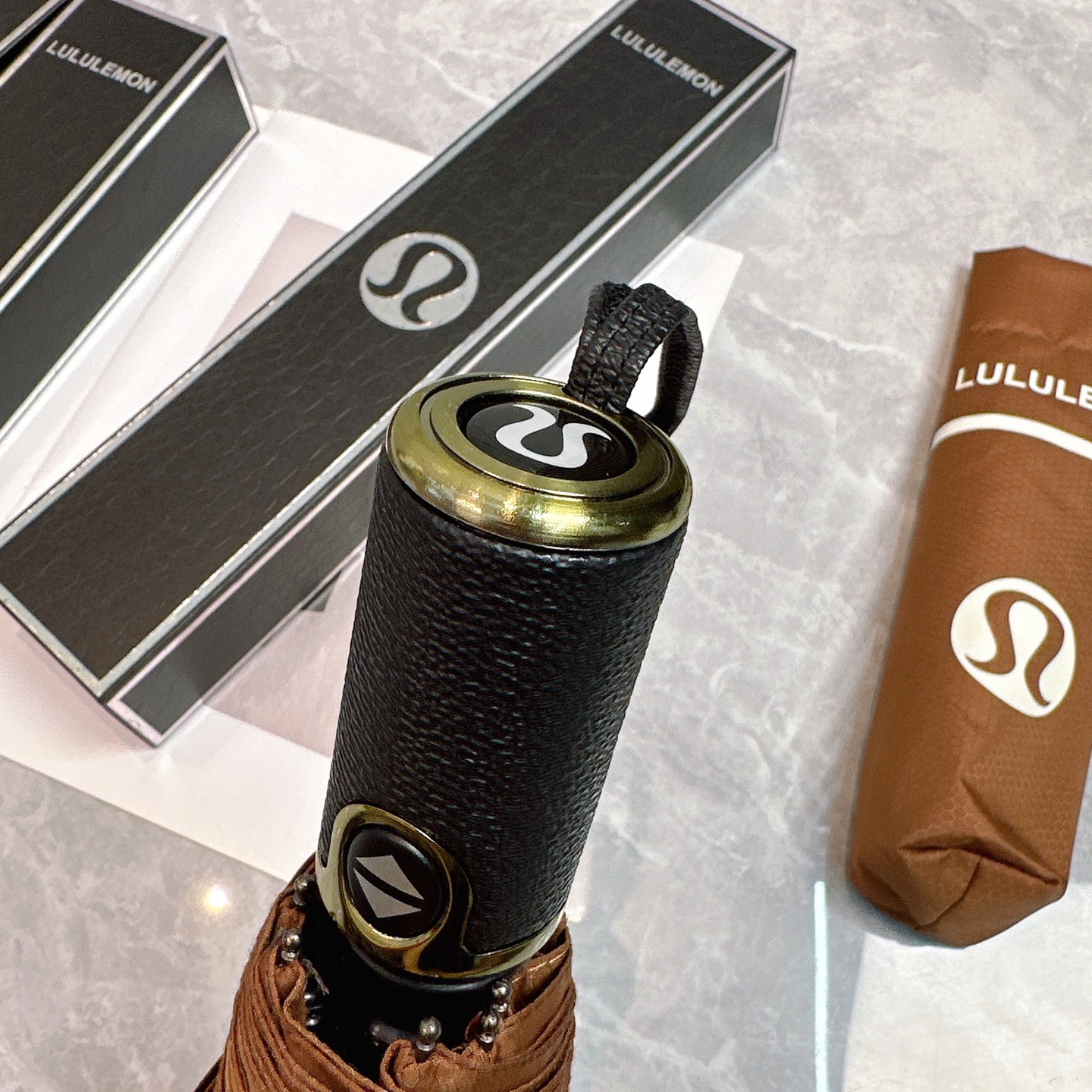  LULULEMON新款三折自动折叠晴雨伞 灵魂LOGO为一体的设计风格高雅奢华 带在身上带来独特视觉效